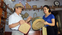 Lão nông “biến” cây cỏ bàng thành hàng thủ công mỹ nghệ