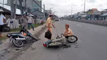 Xe máy va chạm trên QL1A, 2 người nhập viện 