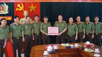Công an TP Hải Phòng ủng hộ CBCS Công an vùng lũ Hà Tĩnh 100 triệu đồng