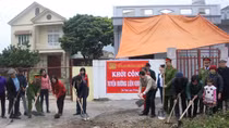 Công an phường làm đường cho dân