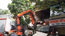 Sập nhà phố Hàng Bông, tìm người nghi mắc kẹt trong đống đổ nát