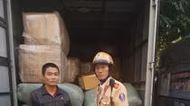 CSGT phát hiện xe thư báo “ngụy trang” chở hàng lậu