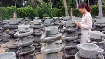 Bộ sưu tập khu vườn… cối xay bằng đá của một phụ nữ