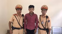 CSGT truy đuổi tên cướp điện thoại trên QL32