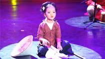 Tài năng xẩm nhí Mai Anh biểu diễn trong “Ngãi mẹ sinh thành”
