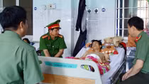 Lãnh đạo Công an tỉnh thăm hỏi cán bộ, chiến sỹ bị thương