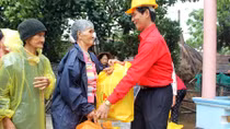 Tình người trong lũ dữ