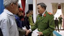 ĐH Cảnh sát nhân dân TP Hồ Chí Minh trao tặng 100 triệu đồng cho nhân dân vùng lũ