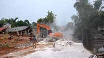 60 tấn vôi bột khống chế nguồn nước gây ô nhiễm ở Lào Cai
