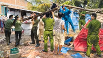 Công an huyện Bến Lức giúp đỡ người dân bị thiệt hại do mưa giông