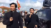 Nhiều người dân phản đối việc làm sai trái của linh mục Nguyễn Đình Thục