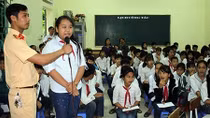 Mang kiến thức ATGT đến với học sinh vùng sâu