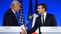 Những cái bắt tay của Tổng thống Trump với người đồng cấp Emmanuel Macron