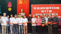Tặng 1.000 lá cờ Tổ quốc cho bà con ngư dân