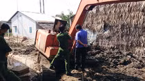 Kẹt đầu vào cần trục máy cuốc, thợ sửa máy tử vong 