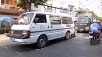 Xe biển xanh chở bia cán gãy chân người đi đường