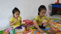 Đôi chân kỳ diệu của cô bé "chim cánh cụt"