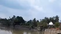 Ba căn nhà bị sạt xuống kênh 