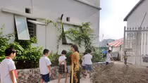 Trường tiểu học bị chặn lối đi, cô trò mượn địa điểm để khai giảng