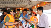 Tặng quà Tết Trung thu trẻ em làng chài sông Cấm