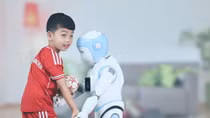 Chúng ta sẽ mất quyền nuôi con vào tay robot?