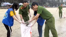 Chung tay làm sạch môi trường bãi biển