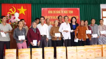 Phó Chủ tịch nước Đặng Thị Ngọc Thịnh thăm hỏi người dân vùng lũ Quảng Ngãi
