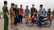 4 thanh niên cầm dao cướp xe máy trên đê sông Hồng