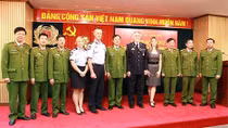 Trao Kỷ niệm chương Bảo vệ ANTQ tặng Trưởng sĩ quan liên lạc Cảnh sát Liên bang Australia 