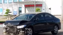 Cố vượt đèn đỏ, hai xế hộp đấu đầu