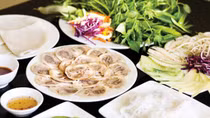Chiếc bánh tráng Túy Loan trong mâm cỗ gia tiên ngày Tết