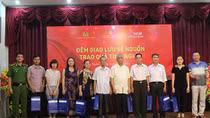 Đêm giao lưu về nguồn trao quà tình nghĩa