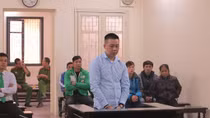 Lĩnh 10 năm tù vì hất cảnh sát trên nắp capô