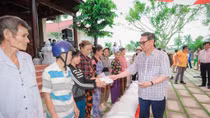 Trao 600 suất quà cho người nghèo tại huyện Vĩnh Thuận 