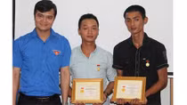 Tặng huy hiệu " Tuổi trẻ dũng cảm" cho thanh niên dũng cảm cứu người