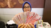 Tiền Indonesia chạm đáy thấp nhất 20 năm