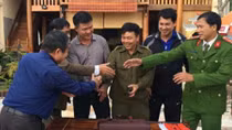 Nhân viên nhà hàng trả lại túi xách có nửa tỷ đồng cho khách để quên