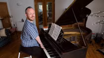 Nghệ sĩ piano không khuỷu tay