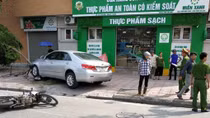 Ô tô mất lái "hạ gục" hàng loạt xe máy và cây xanh ở Hà Nội