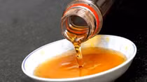 Nước mắm truyền thống vẫn bán bình thường tại nhiều siêu thị