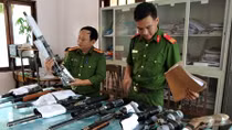 Vận động người dân giao nộp nhiều vũ khí, hung khí nguy hiểm