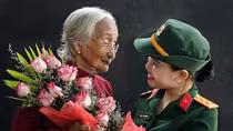 Mẹ là đất nước, tháng ngày của con...
