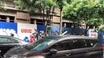 Thanh sắt dài 2m rơi từ công trình xây dựng đâm thủng ô tô