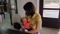 Bé trai 4 tháng tuổi bị mẹ bỏ lại trong thùng rác