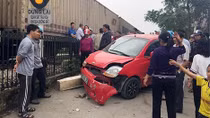  ‘Xế hộp’ nát đầu sau cú vượt qua đường sắt