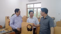 Trưởng Ban Tổ chức Trung ương Phạm Minh Chính thăm, tặng quà nhân dân vùng lũ
