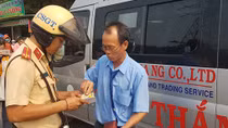 Nhiều tài xế và hành khách vẫn còn đối phó việc thắt dây an toàn
