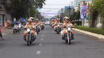 Những việc làm bình dị mà cao quý của cảnh sát giao thông