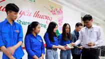 Tặng 233 vé xe Tết cho sinh viên có hoàn cảnh khó khăn