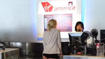 Không quần, nằng nặc đòi lên máy bay
